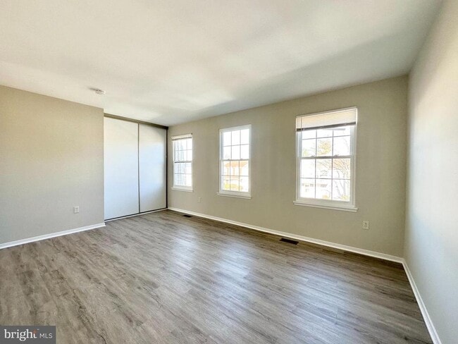 Building Photo - 402 Carousel Ct