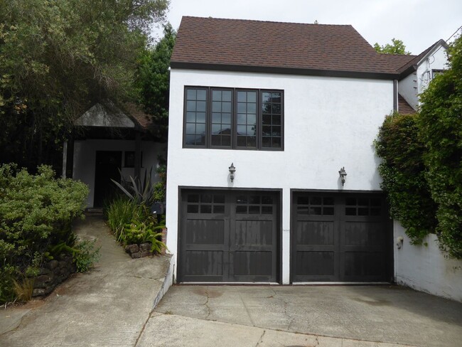 Building Photo - BEAUTIFUL THREE BED / THREE BATH CLASSIC E...