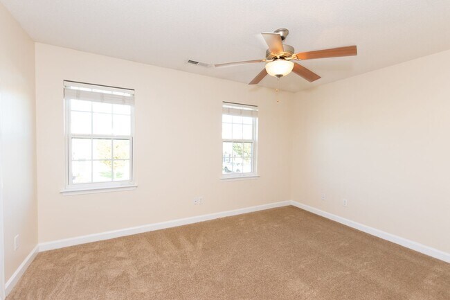 Building Photo - Looking for a townhome in Hubert?