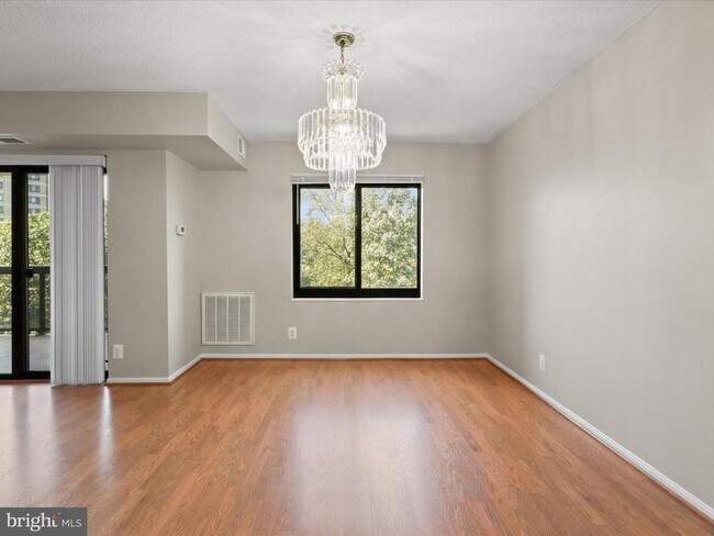 Building Photo - 203 Yoakum Pkwy