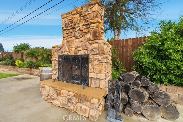 Building Photo - 1647 N Lake Ave