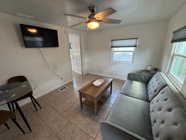 Building Photo - 1 Bedroom, 1 Bath Furnished Apartment in Branford