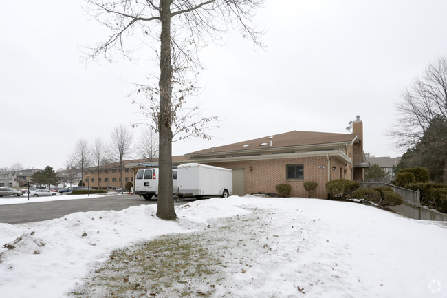 Building Photo - Pine Creek Apartments