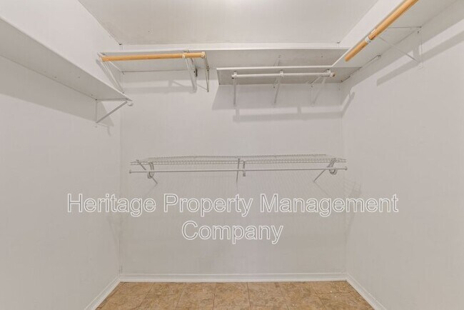 Building Photo - 640 Crest Ln