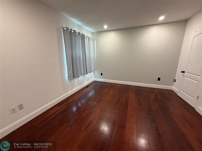 Building Photo - 5025 SW 64th Ave