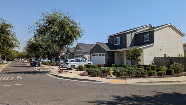 Building Photo - 2306 Malaspina Dr