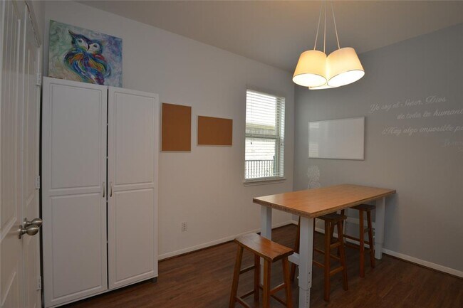 Building Photo - 18918 Cove Pointe Dr