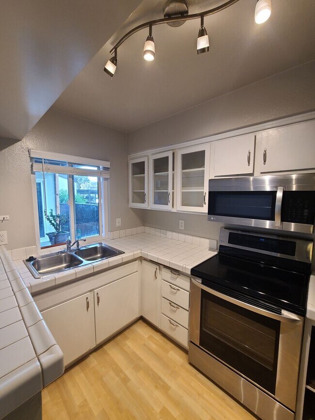 Building Photo - Spacious and Comfortable - Large 1Bd/1Ba - Lots of Natural Light - Private Patio w/ Sun Screens