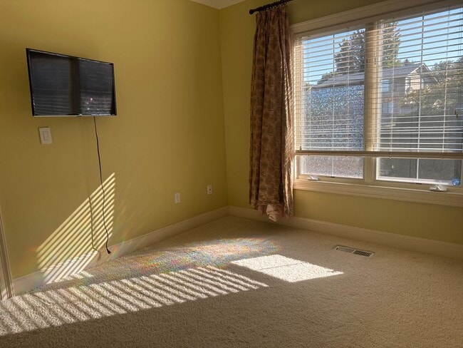 Building Photo - Exceptional 3 bed, 3 bath in Houghton Kirk...