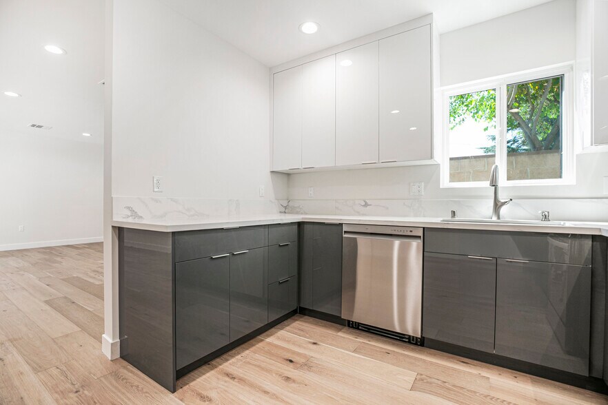 Building Photo - 10446 Woodley Ave