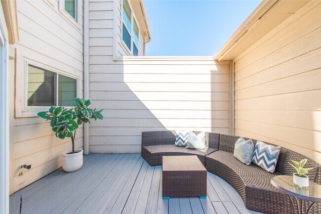 Building Photo - 727 Bunker Hill Rd