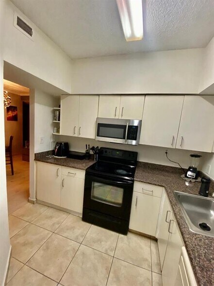 Building Photo - 640 Cypress Club Way