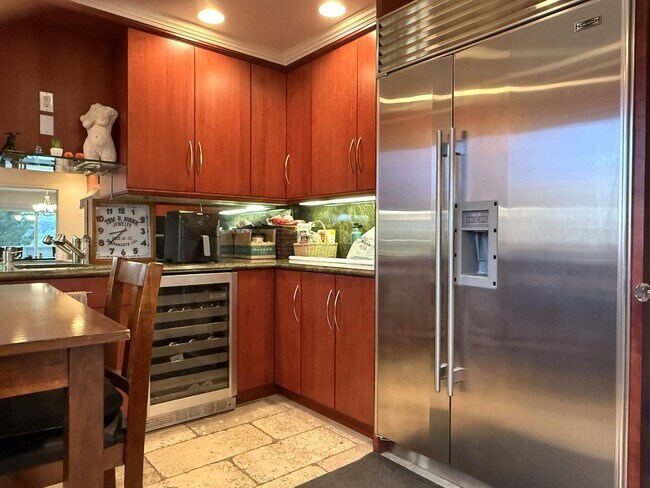 Building Photo - 4 bed, 2.5 bath top floor corner unit cond...