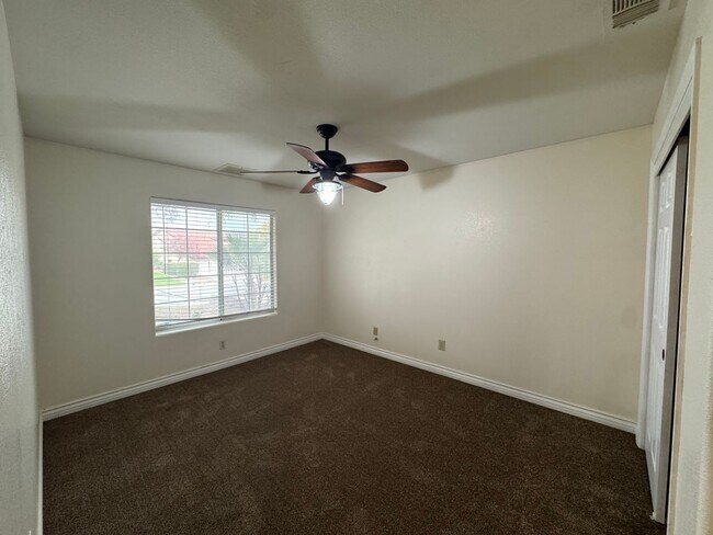 Building Photo - NE Bakersfield home with a sunroom!