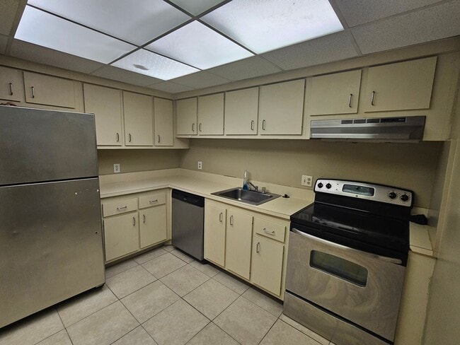 Building Photo - Large Nice and Clean 1BR/1.5BA with Great Layout  in Prime Inverrary Location (Rent includes wate...