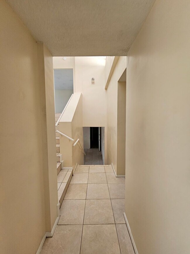Building Photo - 6 Bedroom/3 Bath home in Black Acres