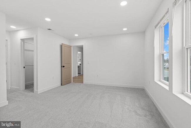 Building Photo - 265 Holly Dr