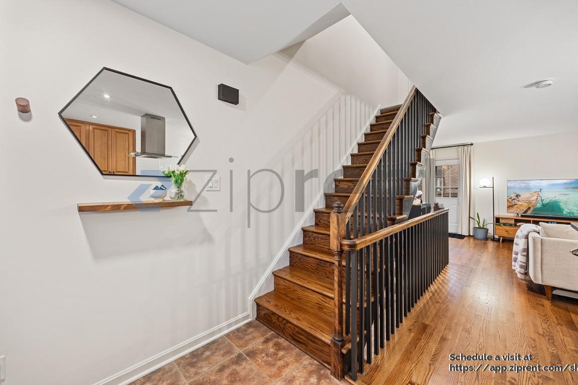 Building Photo - 1183 N Vernon St