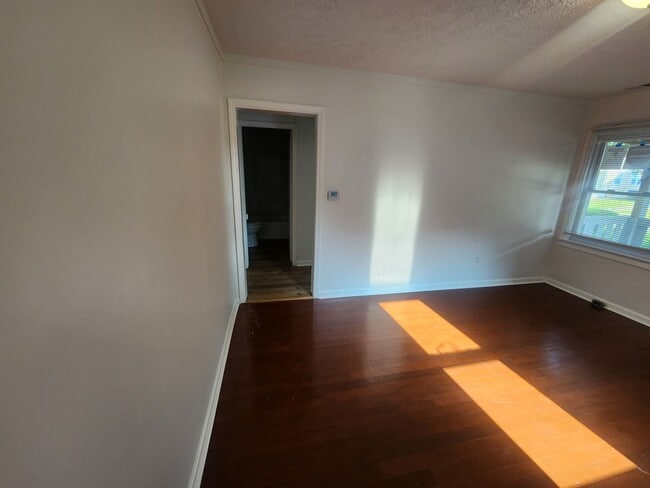Building Photo - Bright adorable home with lots of updates ...