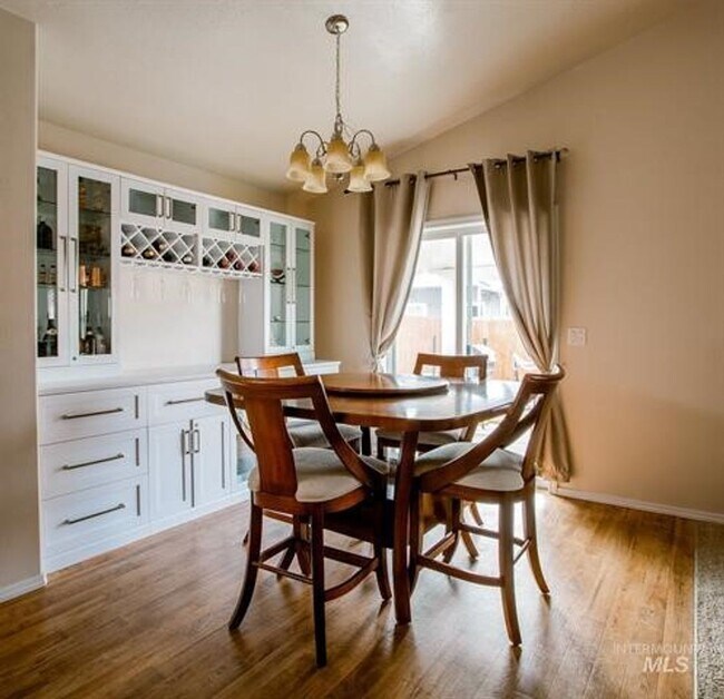 Building Photo - Beautiful 3 bed 2 bath home in the perfect Boise area just off Five Mile Rd and Lake Hazel Rd