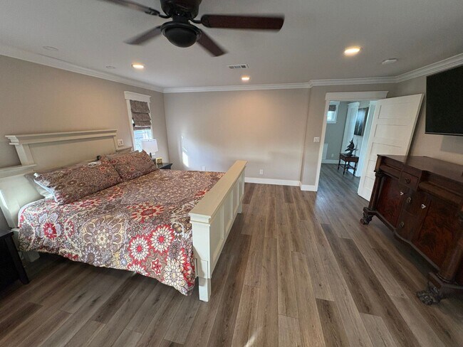 Building Photo - Remodeled Craftsman style 3 bedroom, 3 bathroom home - this is NOT your typical rental - Must See!!