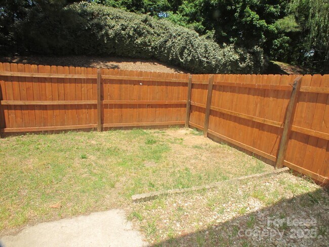 Building Photo - 10116 Forest Landing Dr