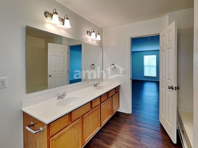 Building Photo - 6718 Waverly Park