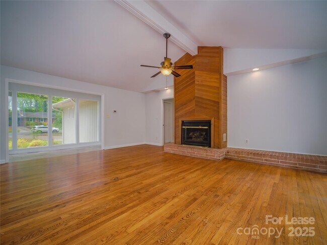 Building Photo - 1123 Lynbrook Dr