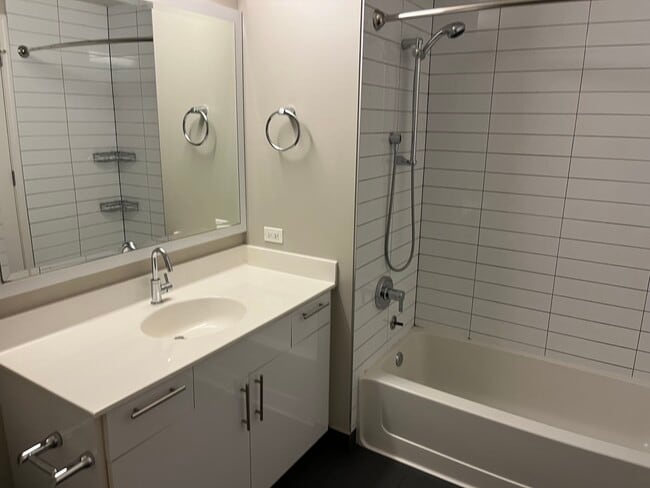 Building Photo - 211 W Scott St