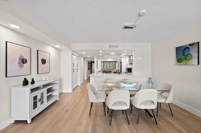 Building Photo - 6360 Pelican Bay Blvd