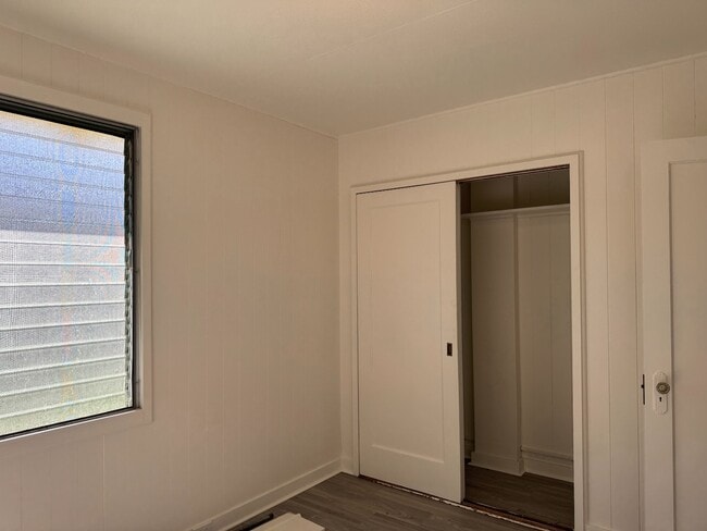 Building Photo - 2 Bed/1 Bath/ 1 Parking w/ Split A/C unit
