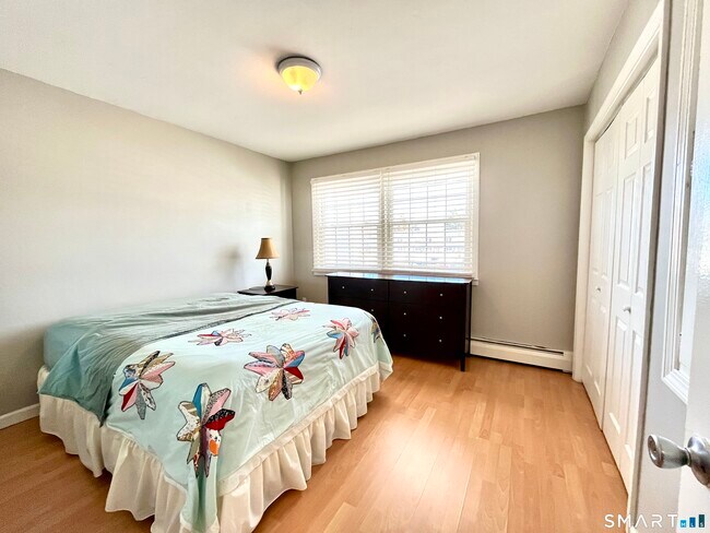 Building Photo - 25 Riverside Dr