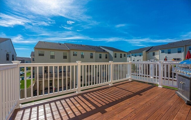 Building Photo - 3 level townhouse (newer construction) in Jefferson Place Community available early May!