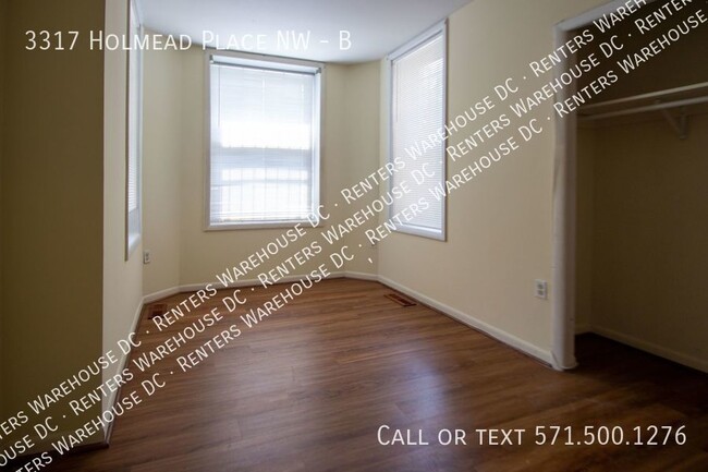 Building Photo - Spacious 5Bd/2.5Bth towhome in the heart o...