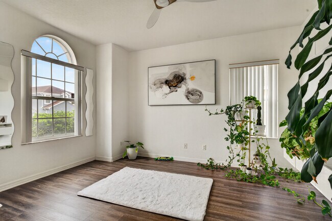 Building Photo - 515 Corvina Dr
