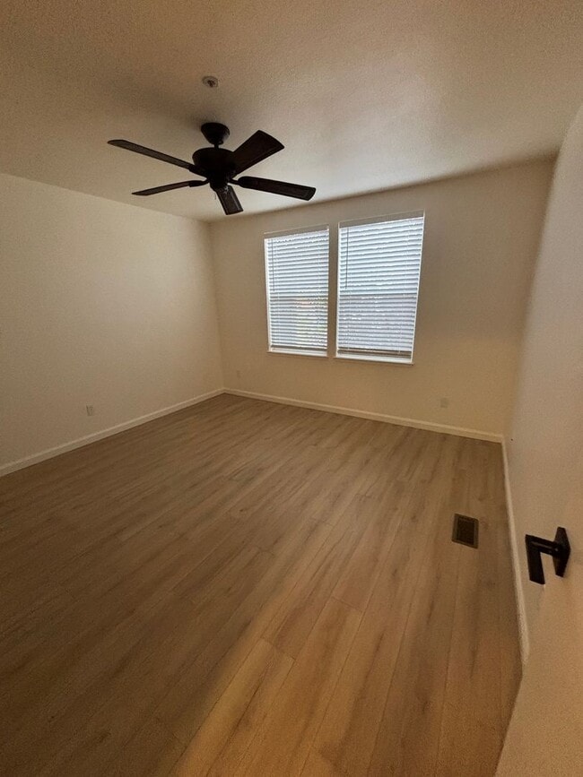 Building Photo - Beautiful 3 Bedroom, 1.5 Bath Townhome Available now!