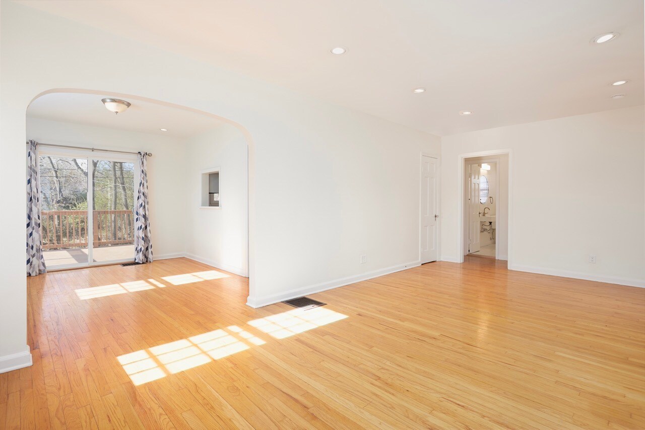 Building Photo - 208 S Clark St