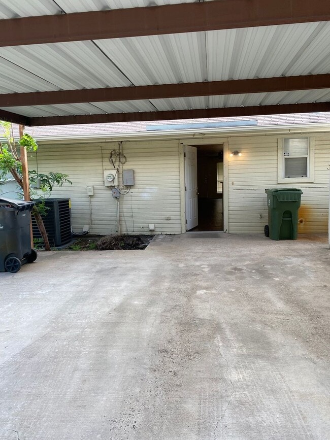 Building Photo - 5420 Creekridge A