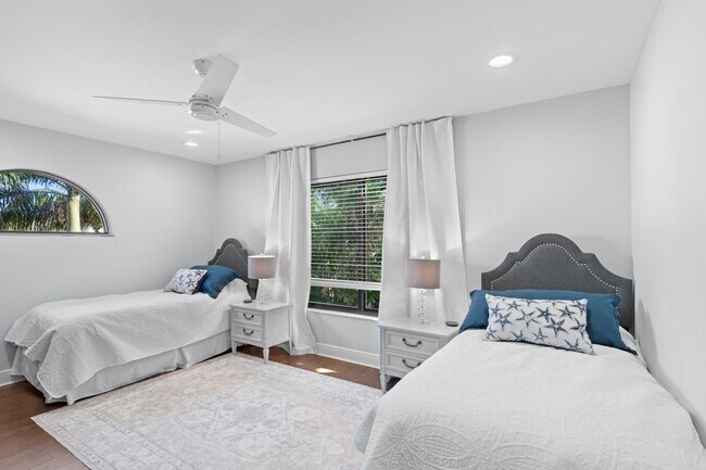 Building Photo - 1050 Brooks Ln