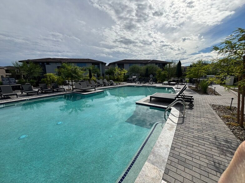 Building Photo - 2121 W Sonoran Desert Dr