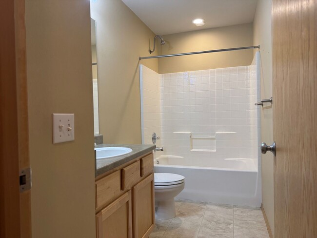 Building Photo - Beautiful 3 beds, 2.5 baths 6 minutes to V...