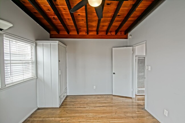 Building Photo - 1 HOUSE FROM BEACH! CHARMING, DETACHED UNIT W/ OCEAN VIEWS & 1-CAR GARAGE IN WALKSTREET TRIPLEX!