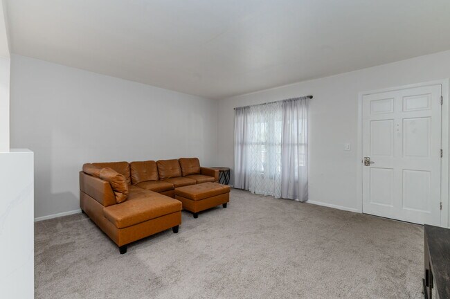 Building Photo - 680 71st Ave N