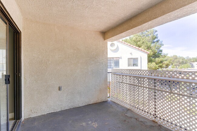 Building Photo - Stylish Upstairs Condo with Dual Primary S...