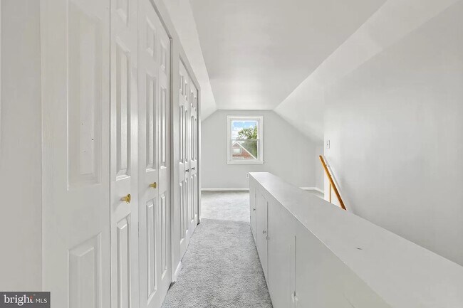 Building Photo - Picture-Perfect 2 Bedroom Home!