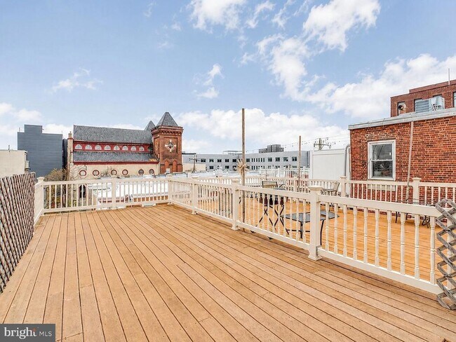 Building Photo - 2542 W Girard Ave