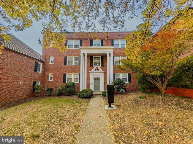 Building Photo - 2102 Suitland Terrace SE