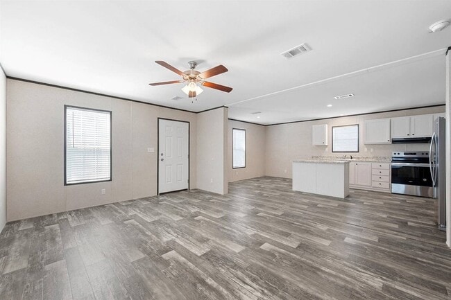 Building Photo - 305 W Buell Dr