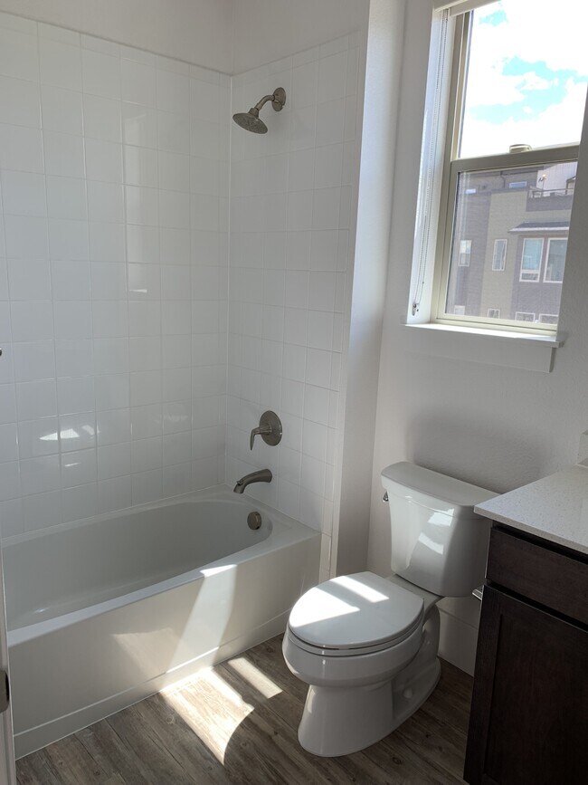 Building Photo - 525 Promenade Dr