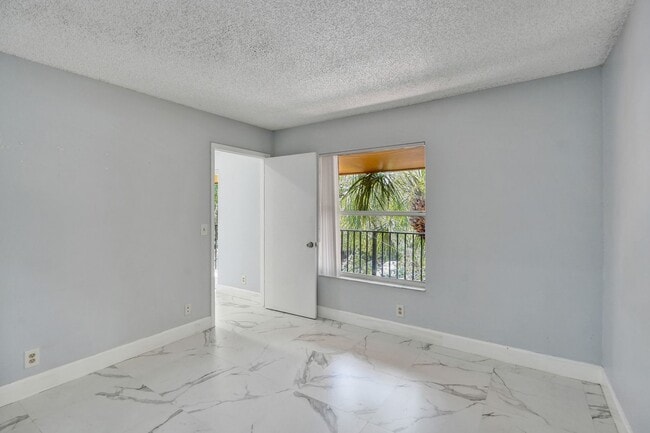 Building Photo - Renovated and Updated 2 Bed, 2 Bath Condo ...